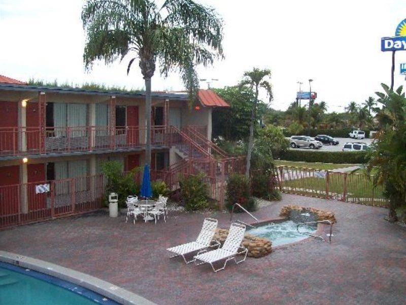 Days Inn By Wyndham West Palm Beach Exterior photo