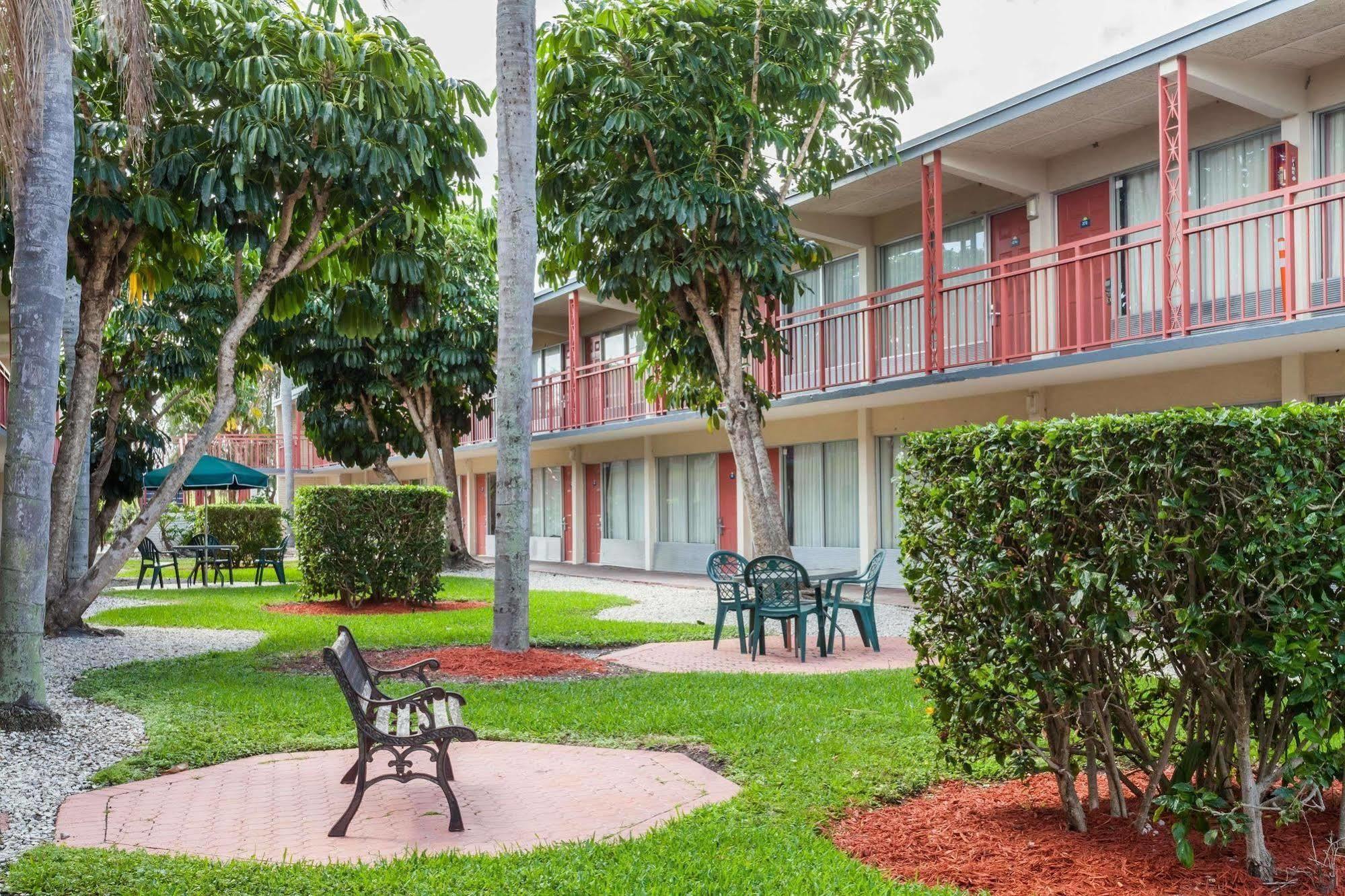 Days Inn By Wyndham West Palm Beach Exterior photo