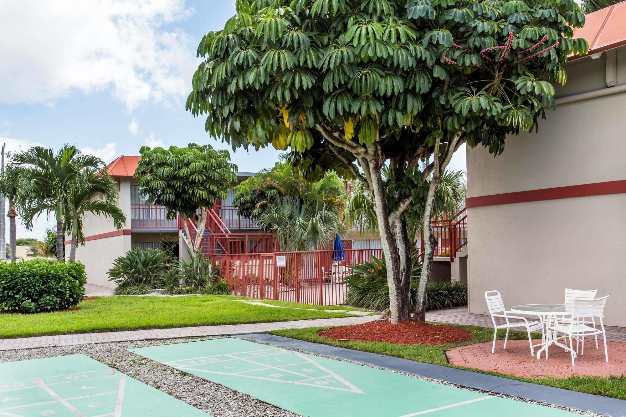 Days Inn By Wyndham West Palm Beach Exterior photo