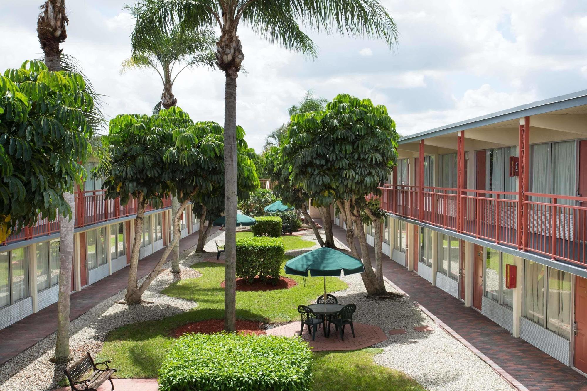 Days Inn By Wyndham West Palm Beach Exterior photo